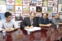 A Prefeitura de Joinville e a Caixa Econômica Federal, por intermédio do Programa Minha Casa Minha Vida, iniciam neste mês a construção de 100 apartamentos no bairro Paranaguamirim, no Residencial João Balício Bernardes. Assinatura foi na tarde desta terça-feira (5/12) na Prefeitura. - Fotografo: Mauro Schlieck - Data: 04/12/2012