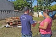 Agente da Defesa Civil de Joinville, João Carlos Vieira, entrega para a Sra. Tereza Cristina Martins notificação orientando como tomar providências quanto aos estragos causados pelo temporal em sua residência. - Fotografo: Phelippe José - Data: 12/01/2015