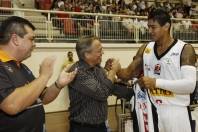 O jogo de estréia da 4ª Edição do Novo Basquete Brasil entre Joinville x Brasília aconteceu nesta segunda (21/11) e inaugurou o novo piso do Centreventos Cau Hansen. O prefeito Carlito Merss prestigiou o evento e ganhou uma camiseta do Joinville - Fotografo: Kátia Nascimento - Data: 21/11/2011