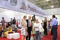 O prefeito Carlito Merss acompanhado da secretária de Educação, Vanessa da Rosa, visitou o estande da Prefeitura de Joinville, montado na 9ª Feira do Livro. - Fotografo: Mauro Artur Schlieck - Data: 12/04/2012