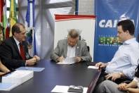 Assinatura de dois Convênios de Cooperação Técnica entre a Prefeitura de Joinville e a Caixa Econômica Federal - Fotografo: Jaksson Zanco - Data: 17/04/2013