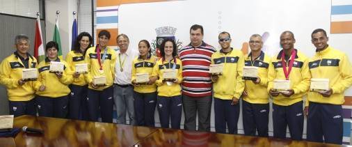 A Prefeitura de Joinville homenageou na manhã desta segunda-feira (05/11) os atletas e técnicos do PARAPAN. Todos receberam uma placa - Fotografo: Kátia Nascimento - Data: 05/12/2011