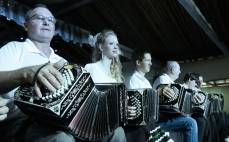 A 12ª Bandoneon Fest é patrocinada pela Prefeitura de Joinville, Fundação Cultural e Simdec, com apoio da Fundação Turística de Joinville. Neste domingo (20/5) a programação começou às 8h30 na Sociedade Rio da Prata, em Pirabeiraba. No palco gerações mantém a tradição. - Fotografo: Mauro Artur Schlieck - Data: 20/05/2012