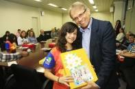 Na manhã dessa quarta-feira (09/04), os nove alunos do projeto Aluno Guia, premiados pelo concurso Todos Por um Trânsito Melhor, receberam um kit escolar e tomaram café com o Prefeito Carlito Merss. Biatriz Mayorka da Cunha da Escola Municipal Professor João Bernardino da Silveira Jr. - Fotografo: Kátia Nascimento - Data: 09/05/2012