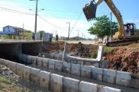 No final da avenida Miguel Alves Castanheira, próximo da esquina com rua Dilma Virgilina Garcia, no bairro Aventureiro, a Prefeitura de Joinville está trabalhando na construção de uma galeria dupla, no canal do Rio do Ferro. - Fotografo: Ruy Ferrari/SEINFRA - Data: 20/03/2012