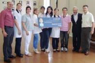 Um cheque simbólico no valor de R$ 11.536,49 foi entregue pela rede de Farmácias e Drogarias Panvel ao Hospital Municipal São José de Joinville. O valor é referente ao programa "Troco Amigo"  - Fotografo: Divulgação/Saúde - Data: 26/01/2012