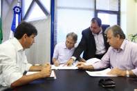 O prefeito de Joinville, Carlito Merss, e o secretário municipal da Educação, Marquinhos Fernandes, participaram na manhã desta segunda-feira (30/1) de uma reunião com o secretário estadual da Educação, Marco Tebaldi. - Fotografo: Mauro Artur Schlieck - Data: 30/01/2012