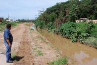 Os serviços de limpeza de rios, córregos e valas, executados pela Prefeitura de Joinville, não páram. Neste mês, um trecho de aproximadamente 4 km de rios que cortam os bairros Floresta, Itaum, Petrópolis, Boehmerwald e Guanabara serão limpos, minimizando efeitos das cheias em diversos pontos - Fotografo: Ruy Ferrari - Data: 14/10/2011