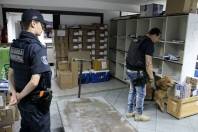 Guarda Municipal de Joinville e Polícia Civil realizam operação de fiscalização em ônibus, na rodoviária. Foram vistoriados principalmente veículos oriundos de Foz do Iguaçu.  - Fotografo: Rogerio da Silva - Data: 14/08/2015