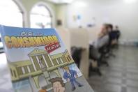 O Procon de Joinville oferece suporte ao consumidor e soluciona 87% dos casos. Além da tradicional pesquisa de preços o órgão defensor do consumidor presta outros serviços. Um deles é um gibi onde as crianças aprendem fazer o consumo consciente.  - Fotografo: Mauro Artur Schlieck - Data: 25/04/2012
