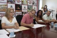 O prefeito de Joinville, Carlito Merss, assinou na manhã desta segunda-feira (17/12) a lei que estabelece obrigações gerais e critérios básicos de acessibilidade no Município de Joinville - Fotografo: Mauro Artur Schlieck - Data: 17/12/2012
