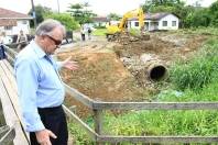 O prefeito em exercíciio de Joinville, Ingo Butzke, verificou na manhã desta quarta-feira (18/1) os trabalhos de limpeza nas margens do rio Itaum, no bairro João Costa. - Fotografo: Mauro Artur Schlieck - Data: 18/01/2012
