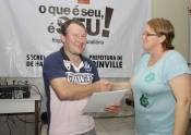 A Prefeitura, por meio da Secretaria de Habitação, entregou nessa terça (18/9) para moradores do Espinheiro I e II o registro geral com a transferência de propriedade aos beneficiários do Programa de Regualarização Fundiária. - Fotografo: Mauro Artur Schlieck - Data: 19/09/2012
