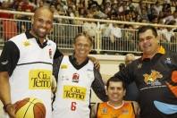 O jogo de estréia da 4ª Edição do Novo Basquete Brasil entre Joinville x Brasília aconteceu nesta segunda (21/11) e inaugurou o novo piso do Centreventos Cau Hansen. O prefeito Carlito Merss prestigiou o evento e ganhou uma camiseta do Joinville - Fotografo: Kátia Nascimento - Data: 21/11/2011