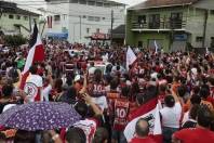 Torcida  aguardando chegada delegação do JEC em frente a Arena Joinville. - Fotografo: Phelippe José da Silva - Data: 05/11/2014