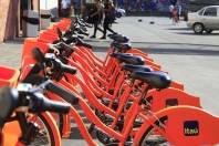 Sistema de aluguel de bicicletas que já funciona no Rio de Janeiro e São Paulo está em Joinville durante o Festival de Dança com estações no Centreventos Cau Hansen e praça Nereu Ramos, com oferta de dez bicicletas em cada ponto. - Fotografo: Mauro Artur Schlieck - Data: 25/07/2012