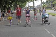 Felej reinicia Joinville Movimento na Avenida Hermann August Lepper = Famílias curtindo o domingo com seus filhos. - Fotografo: Phelippe José - Data: 01/03/2015