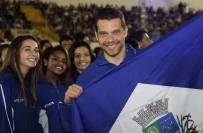 Delegação de Joinville participa do cerimonial de abertura dos 54º  em Itajaí. Eduardo Fischer carrega pavilhão de Joinville. - Fotografo: Phelippe José da Silva - Data: 15/11/2014