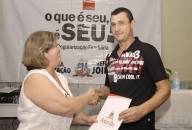 Nesta terça-feira (16/10), a Prefeitura de Joinville, por meio da Secretaria de Habitação, fará a entrega de mais 115 matrículas com o registro de transferência de imóveis a famílias que residem no bairro Espinheiros.  - Fotografo: Mauro Artur Schlieck - Arquivo SECOM - Data: 15/10/2012