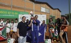 José Luiz treinador de tenis feminino de Joinville recebendo o troféu de campeão geral entregue pelo coordenador da Fesporte - Fotografo: Phelippe José - Data: 30/07/2015