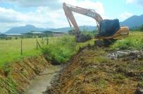 A Prefeitura de Joinville, por meio da Secretaria Distrital de Pirabeiraba está executando, em parceria com proprietários rurais, a manutenção de valas em diversos pontos de Pirabeiraba. Duas escavadeiras hidráulicas está sendo utilizadas para este fim.  - Fotografo: Secretaria Distrital de Pirabeiraba - Data: 21/03/2012