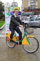 o diretor executivo do IPPUJ, Vladimir Constante, testa bicicleta do sistema Girocleta da cidade de Girona, - Fotografo: Anildo Jorge - Data: 28/10/2011
