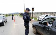 Detrans e Guarda Municipal orientam motoristas a respeitarem sinalização na região do aeroporto de Joinville - Fotografo: Rogerio da Silva - Data: 25/11/2015
