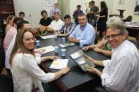 O  prefeito Carlito Merss recebeu na tarde desta segunda-feira (12), do Sebrae,  o documento final do Plano Estratégico elaborado para o segmento de Turismo de eventos em Joinville. - Fotografo: Kátia Nascimento - Data: 12/12/2011