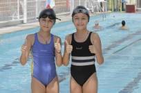 Gêmeas Luana e Camila Domingos= alunas de natação do PID na Sociedade Ginástica de Joinville. - Fotografo: Phelippe José - Data: 03/03/2015