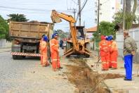A Prefeitura de Joinville começou a fazer hoje (08/6) a drenagem da rua Nacar, bairro Guanabara. A via vai receber recape asfaltico. - Fotografo: Mauro Artur Schlieck - Data: 08/06/2012