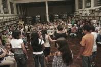 A Biblioteca Pública de Joinville oferece na noite desta quarta-feira (07/12) o Sarau "Paz, Amor... Flor!". O evento acontece no Armazém Cultural da Midas a partir das 19h30 e a entrada é gratuita. - Fotografo: Kátia Nascimento - Data: 07/12/2011