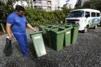 Novas lixeiras para Joinville - Fotografo: Rogerio da Silva - Data: 14/07/2014