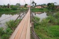 A Secretaria Regional do Jardim Paraíso está trabalhando nesta semana na manutenção da infraestrutura dos bairros Cubatão, Jardim Sofia e Jardim Paraíso. No bairro Cubatão, a ponte pênsil sobre o rio Cubatão, próxima ao final da pista do aeroporto de Joinville, começou a ser reformada. - Fotografo: Ruy Ferrari - Data: 10/10/2012