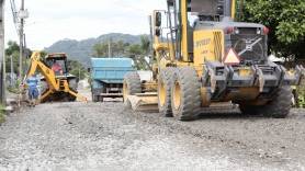 Prefeitura de Joinville prepara a base para asfalto na rua Artur Zoefeld - Fotografo: Rogerio da Silva - Data: 14/12/2015