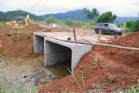 A nova ponte da Estrada dos Suíços, próximo à indústria Krona, já está parcialmente liberada para passagens de veículos. Só falta o guarda corpo e a finalização dos trabalhos por parte da Cia Águas de Joinville. - Fotografo: Ruy Ferrari - Data: 30/10/2012