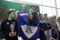 Natação maasculina de Joinville é campeã da 15ª Olesc em Jaraguá do Sul = Técnico Ricardo com o troféu de campeão - Fotografo: Phelippe José - Data: 30/12/2015