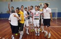 Atletas da eqquipe de futsal de Joinville(Krona) festejando o título de campeã do 54º  Jasc em Itajaí. - Fotografo: Phelippe José da Silva - Data: 20/11/2014