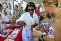 	A Fundação Municipal Albano Schmidt (FUNDAMAS) promoveu uma tarde de atividades no Parque da Cidade, nesta quinta-feira (8/3), para festejar os 45 Anos de existência em Joinville. Corte de cabelo, manicure, exposição e apresentações artísticas fizeram parte da programação. - Fotografo: Kátia Nascimento - Data: 08/03/2012