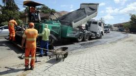 Prefeitura de Joinville pavimenta a rua Ten. Antônio João - Fotografo: Rogerio da Silva - Data: 02/04/2015