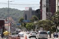Novos postes na rua 9 de março que está recebendo fiação subterrânea - Fotografo: Rogerio da Silva - Data: 27/02/2015