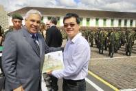 O 62º Batalhão de Infantaria de Joinville "Nosso Batalhão" está comemorando hoje (22/10)  218 anos em Joinville. A data serviu para homenagear cidadãos que prestam serviço comunitário. Entre entre eles está o diretor do Hospital São José, Tomio Tomita - Fotografo: Mauro Artur Schlieck - Data: 22/10/2011