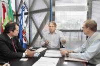 O prefeito de Joinville, Carlito Merss (C), recebeu em seu gabinete a visita do diretor da Busscar, Cláudio Nielson (D), que veio apresentar as ações que estão sendo feitas para recuperação da empresa.  - Fotografo: Mauro Artur Schlieck - Data: 04/05/2012