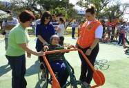 A Prefeitura de Joinville entregou neste sábado (25/8) a revitalização da Praça Albano Schmidt. Dona Elenice Petry de Oliveira conheceu os aparelhos para os deficientes. - Fotografo: Mauro Artur Schlieck - Data: 25/08/2012