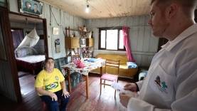 Saúde da Família celebra duas décadas de atuação em Joinville - dona Belmira Marcante e o enfermeiro Jailson Senem - Fotografo: Rogerio da Silva - Data: 09/09/2014