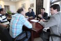O prefeito em exercício, Rodrigo Coelho, assina a lei 7.558, que autoriza a Prefeitura a firmar um convênio com a Câmara de Dirigentes Lojistas de Joinville (CDL) para a realização da terceira edição do Natal dos Sonhos - Fotografo: Rogerio da Silva - Data: 14/11/2013