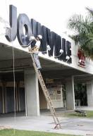 Felej realiza limpeza e pintura da fachada da Arena Joinville - Fotografo: Jaksson Zanco - Data: 02/05/2013