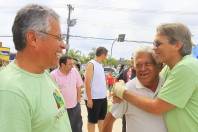 O prefeito de Joinville, Carlito Merss, visitou todo o parque antes da solenidade de inauguração. A comunidade aproveitou para agradecer pelo espaço de lazer - Fotografo: Mauro Artur Schlieck - Data: 06/11/2011