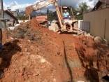 A Prefeitura de Joinville, por meio da Secretaria Regional da Vila Nova, continua investindo em obras de infraestrutura e de drenagem. Na Estrada Comprida, um trecho com cerca de 600 metros de extensão está sendo elevado em cerca de 40cm. - Fotografo: Ruy Ferrari - Data: 18/10/2011