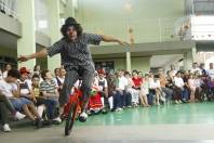Dança, circo e música marcaram, na tarde desta segunda-feira (12/11), a abertura da Minifesta das Flores na Apae Joinville. Exposição de flores, plantas e orquídeas permanece na entidade até quarta  - Fotografo: Agobar Gonçalves Filho - Data: 12/11/2012