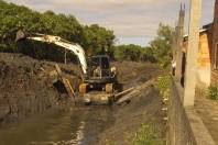 A limpeza em 120 km de rios e valas em Joinville minimiza as cheias. É o que aconteceu no bairro Boa Vista. A vala da rua Noruega estava cheia na manhã de ontem, mas a água escoava com velocidade, mesmo com a maré de 1,70m. - Fotografo: Ruy Ferrari - Data: 05/06/2012